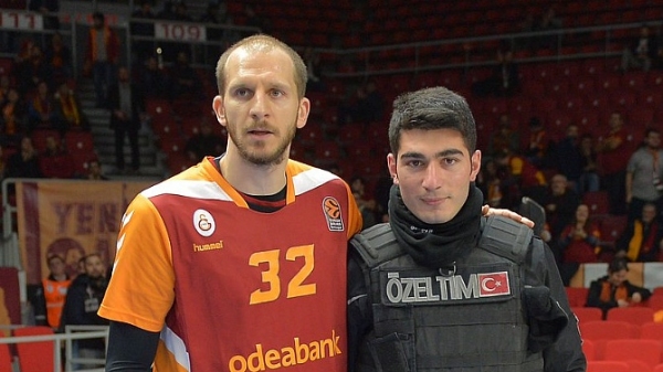 Sinan Güler, polisi tribünlere götürdü