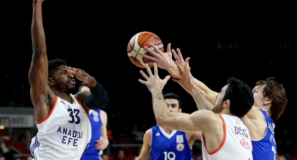 Anadolu Efes farklı kazandı!