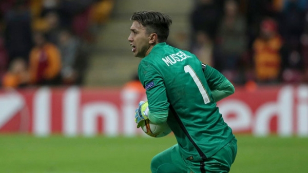 Muslera'ya özel eldiven!