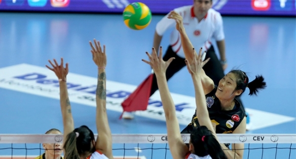 Vakıfbank, Eczacıbaşı'nı devirdi