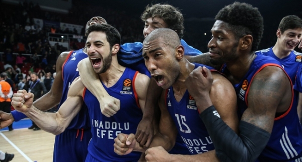 Anadolu Efes play-off'u garantiledi!