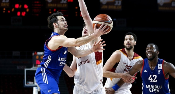 Anadolu Efes, Galatasaray'ı son saniyede yıktı