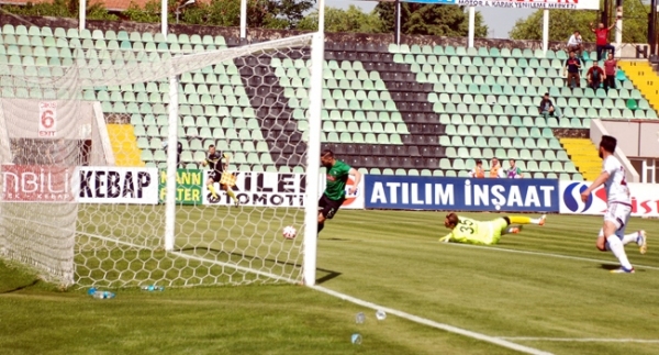 Denizli'de silahlı bir taraftarın maç izlemesi