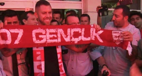 Menez'e coşkulu karşılama