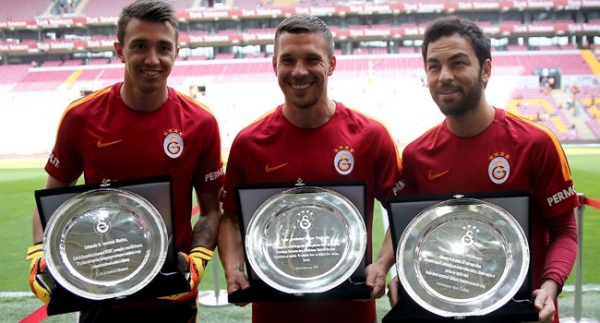 Üç oyuncuya plaket