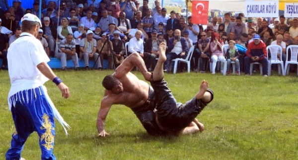 Yapraklı'da başpehlivan Recep Kara oldu