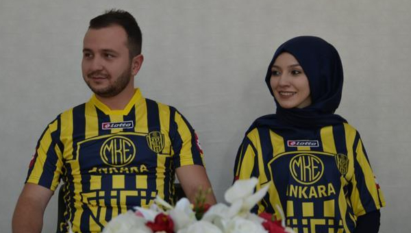 Düğünden önce Ankaragücü maçına geldiler!