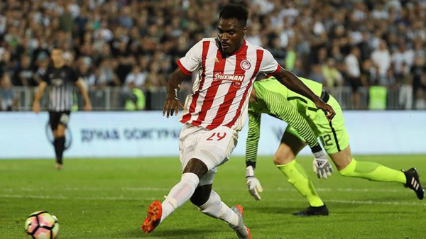 Emenike, Olympiakos’ta parlıyor