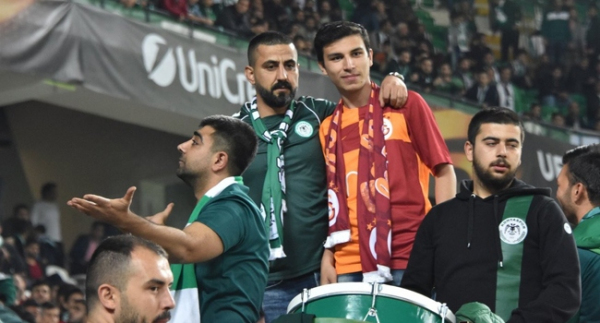 Saldırıya uğrayan taraftar, Galatasaray formasıyla tribünde