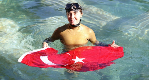 Şahika Ercümen, Atatürk'ü suyun altında anacak