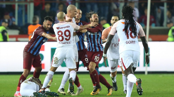 Sofianne Feghouli ve Olcay Şahan'a üç maç ceza