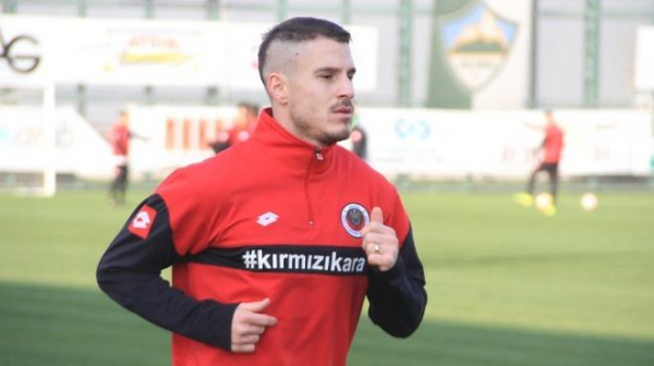 Yeni transfer Deniz Yılmaz da idmana çıktı