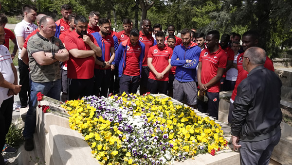 Gençlerbirliği futbolcuları İlhan Cavcav'ın kabri başında...