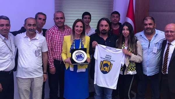 Ankaragücü taraftarından Nazlıaka'ya teşekkür ziyareti