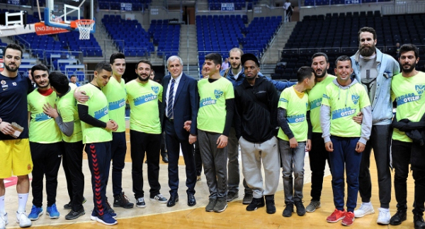 Otizmli öğrencilerden Obradovic’e hediye