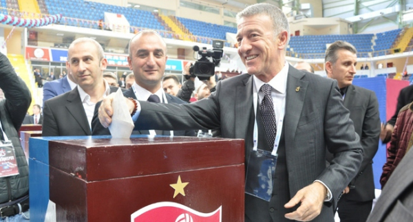 Trabzonspor'da Başkan Ağaoğlu güven tazeledi