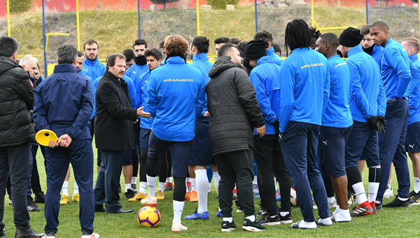 Yiğiner, idman öncesi futbolcularla toplantı yaptı!