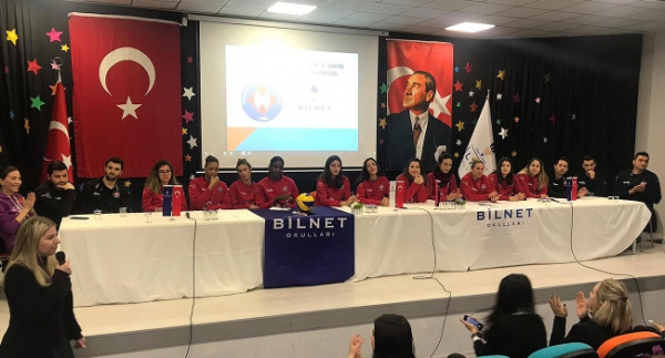 Halkbanklı voleybolcular öğrencilerle buluştu