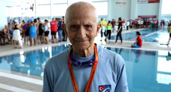 89 yaşındaki yüzücü, gençlere taş çıkartıyor