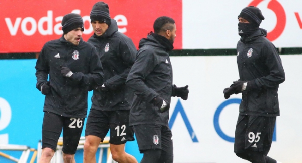 Beşiktaş, sağanak yağmur altında çalıştı