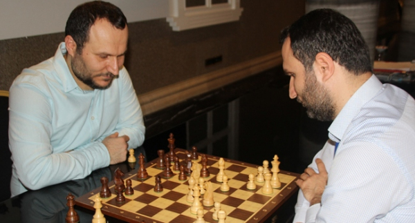 İkizlerin çekişmeli satranç mücadelesi