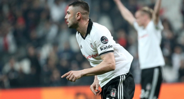 Burak Yılmaz iç sahada sırtlıyor