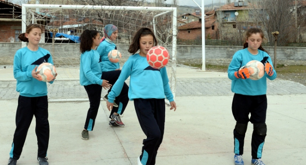 Kızların futbol sevgisi ön yargıları yıktı