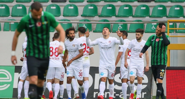 Antalyaspor, Akhisarspor'u deplasmanda yıktı