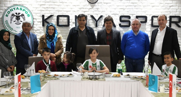 Atiker Konyaspor'da yöneticilerin koltuklarına çocuklar oturdu