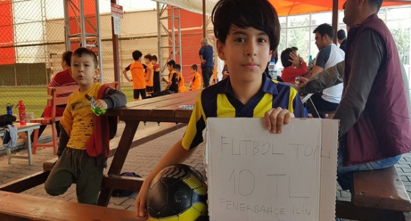 Minik taraftar topunu satıp Fenerbahçe'ye bağış yaptı