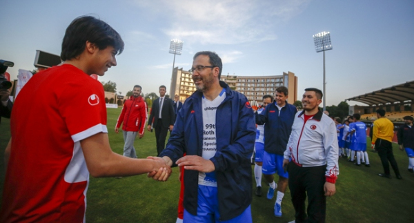 Suriyeli ve Türk çocuklar, milletvekilleriyle futbol maçı yaptı