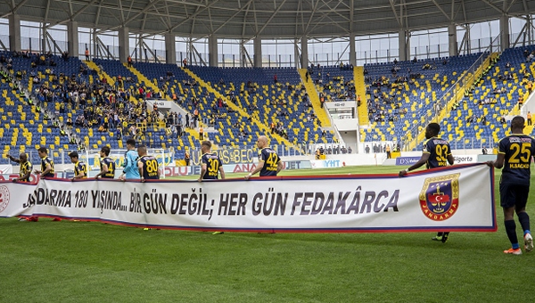 Ankaragücü futbolcularından jandarma için özel pankart