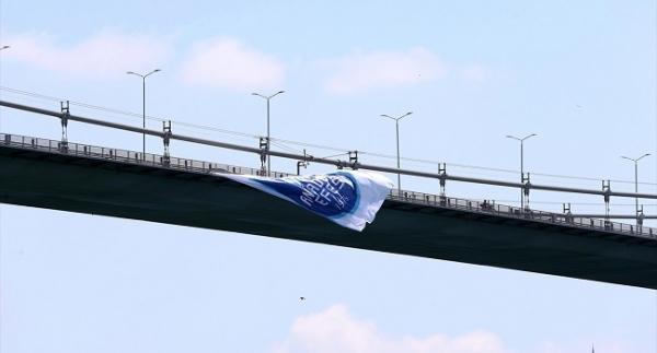Anadolu Efes bayrağı köprüye asıldı