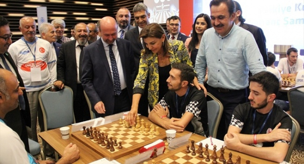 Satranç Şampiyonası'nda ilk hamleler yapıldı