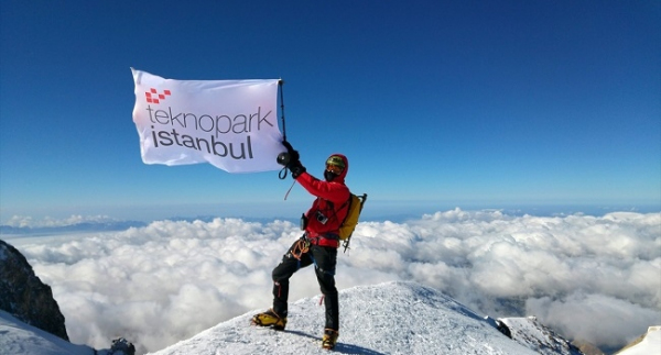 Türk dağcı Avrupa'nın zirvesine tırmandı