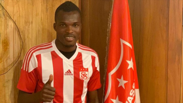 Isaac Cofie 2 yıl daha Sivasspor'da