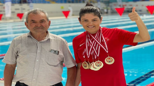 Görme engelli genç kız yüzmede 6 altın madalya kazandı
