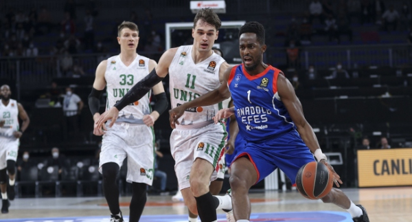 Anadolu Efes: 71 UNICS Kazan: 68