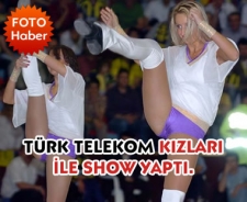 Telekom kızları ile show yaptı.