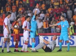Maçtan sonra kırmızı kart gördü