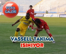 Vassell takıma ısınıyor.