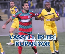 Vassell ipleri koparıyor