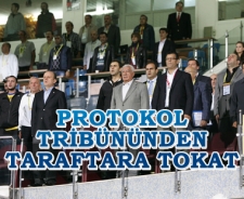 Protokol tribününden taraftara tokat