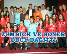 Zumdick ve Soner ödül verdi