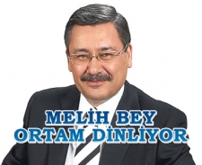 Melih Bey ortam dinliyor