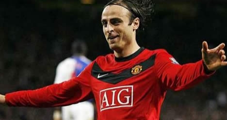 Berbatov köprüleri attı...