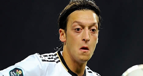 Mesut Özil de ırkçılıktan yana dertli...