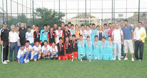 Mamak futbola doydu...