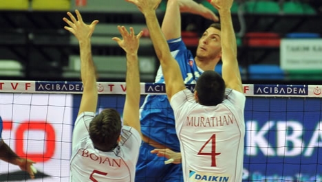 Halkbank evinde aslan avladı...