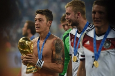Ekmeleddin İhsanoğlu'ndan Mesut Özil'e Tebrik!